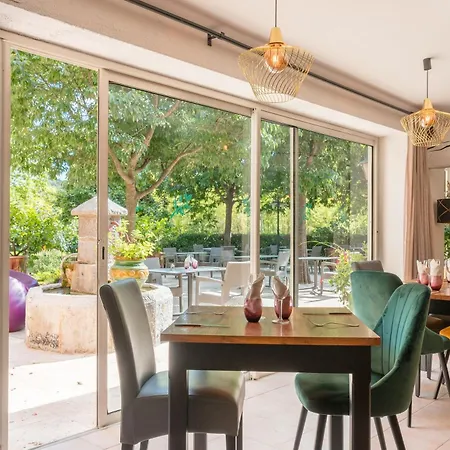 Отель Logis Hotel Restaurant Le Pradinas