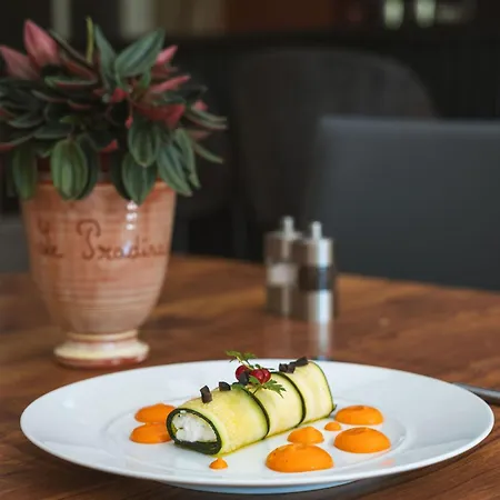Logis Restaurant Le Pradinas Hotel 3*