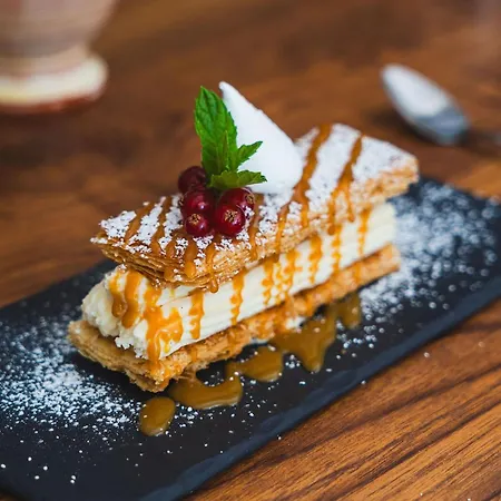 Отель Logis Hotel Restaurant Le Pradinas