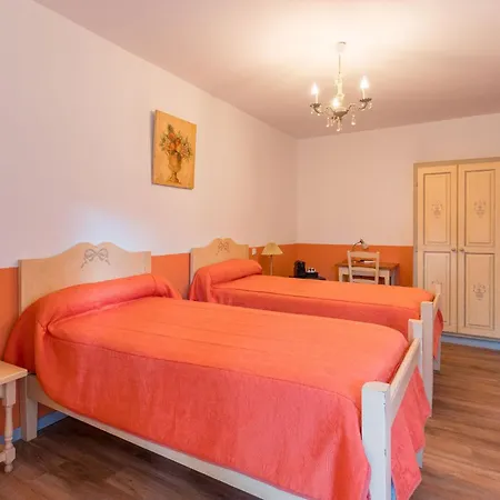 Отель Logis Hotel Restaurant Le Pradinas 3*