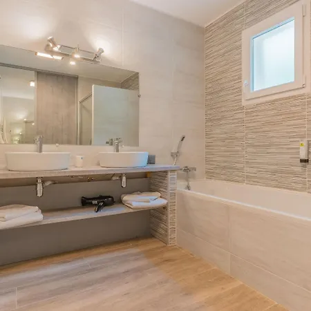 Logis Hotel Restaurant Le Pradinas Отель
