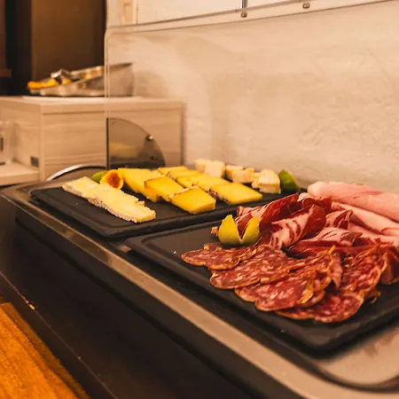 Отель Logis Hotel Restaurant Le Pradinas Андюз