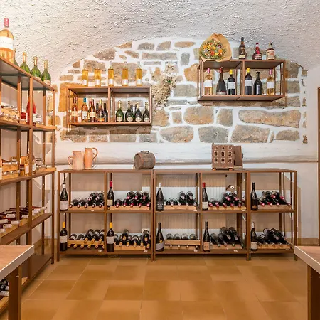 Отель Logis Hotel Restaurant Le Pradinas