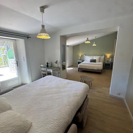 Отель Logis Hotel Restaurant Le Pradinas 3*