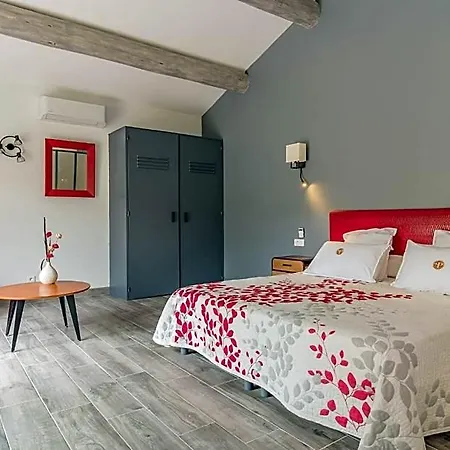 Hotel Logis Restaurant Le Pradinas 3*