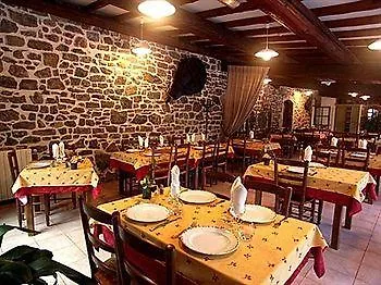 Logis Restaurant Le Pradinas فندق