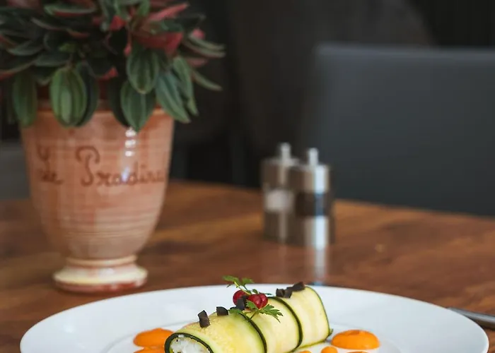 Logis Restaurant Le Pradinas 호텔 3*