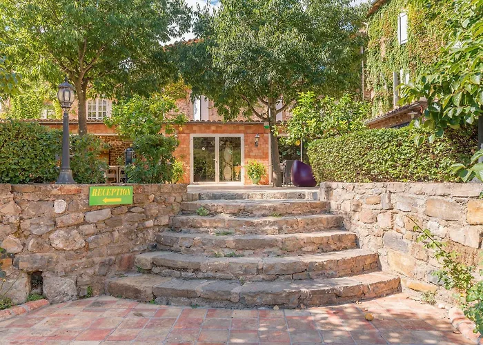 Logis Restaurant Le Pradinas 호텔