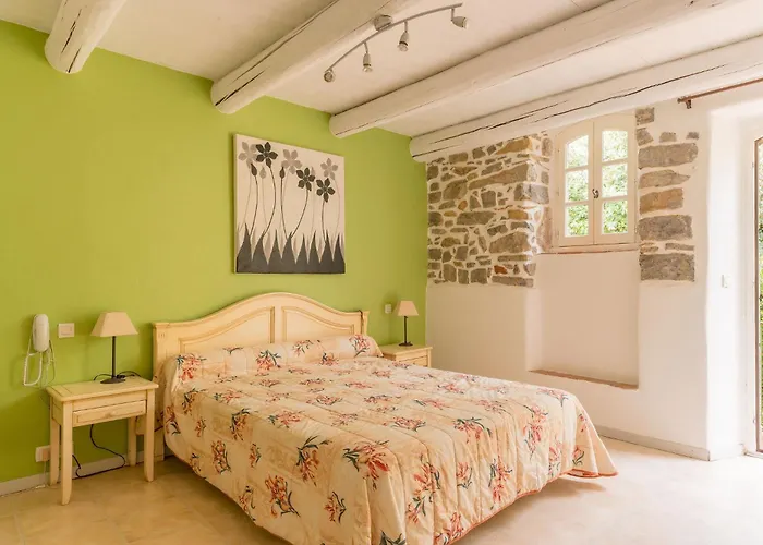 Отель Logis Hotel Restaurant Le Pradinas