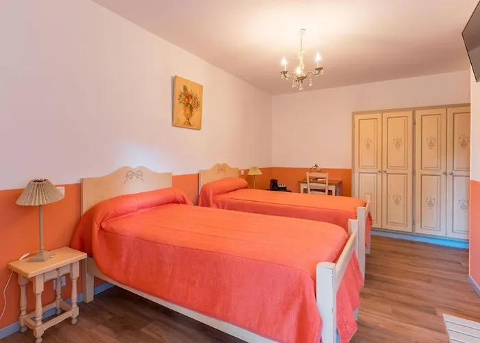 Отель Logis Hotel Restaurant Le Pradinas 3*
