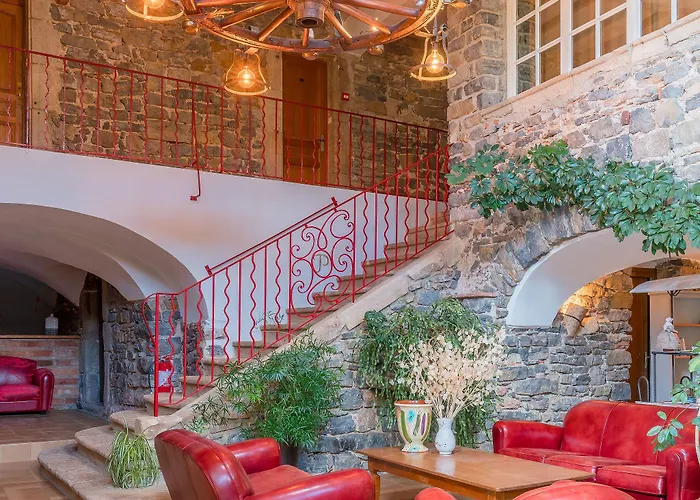 Отель Logis Hotel Restaurant Le Pradinas