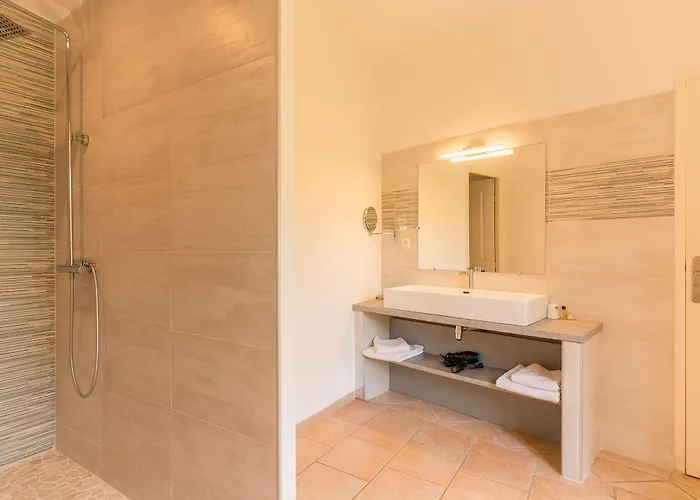 Logis Hotel Restaurant Le Pradinas Отель Андюз