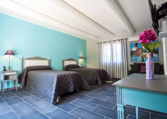 Отель Logis Hotel Restaurant Le Pradinas 3*
