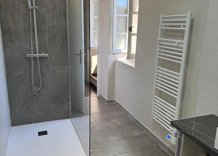 Logis Hotel Restaurant Le Pradinas Отель