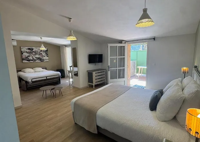 Logis Hotel Restaurant Le Pradinas Отель Андюз