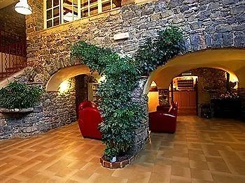 Logis Restaurant Le Pradinas 호텔 3*