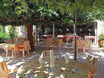 Отель Logis Hotel Restaurant Le Pradinas